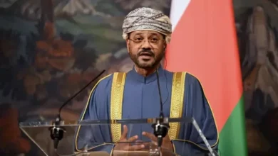 وزير خارجية عُمان يؤكد عدم تأييد السلطنة لفرض رسوم في مضيق هرمز
