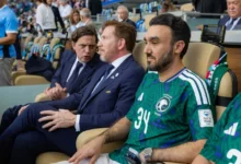 وزير يرتدي قميص المنتخب ويثير إعجاب العالم