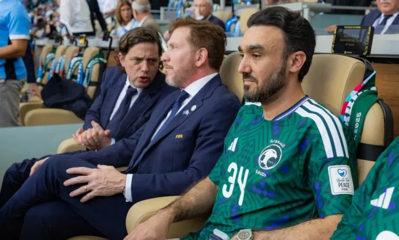وزير يرتدي قميص المنتخب ويثير إعجاب العالم