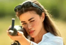 يارا السكري تشارك صوراً من كواليس "صقر وكناريا" بسلاح في يدها