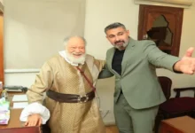 ياسر جلال يعبّر عن تقديره ليحيى الفخراني بعد حضوره مسرحية الملك لير