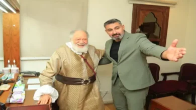 ياسر جلال يُقبل يد يحيى الفخراني بعد مشاهدته مسرحية الملك لير