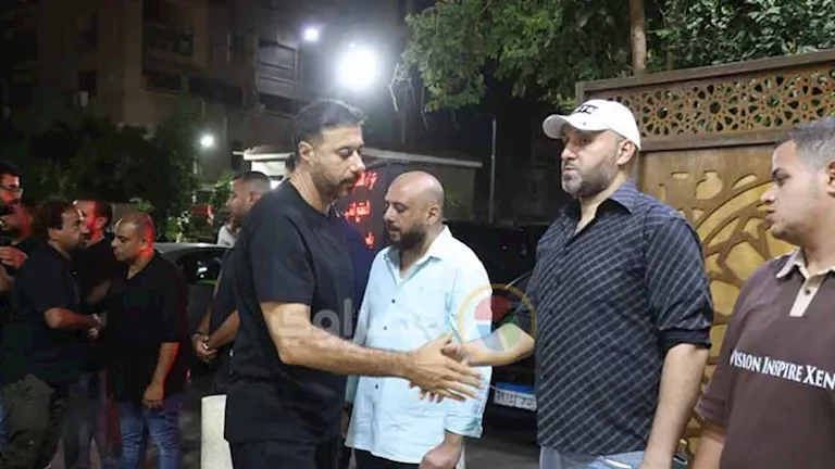 أحمد السعدني يتألق في أول ظهور له بعد زفافه خلال عزاء ياسر صبحي