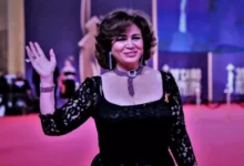 إلهام شاهين تقدم التهاني لليلى علوي وفريق عمل "ابن مين فيهم" عقب العرض الخاص للفيلم