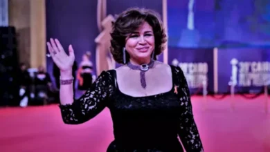 إلهام شاهين تقدم التهاني لليلى علوي وفريق عمل "ابن مين فيهم" عقب العرض الخاص للفيلم
