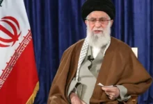 إيران تغلق أجواء طهران خلال تشييع خامنئي يوم الاثنين