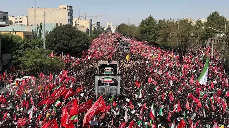 إيرانيون يشنقون دمية ترامب خلال جنازة خامنئي ويقذفونها بالجمرات