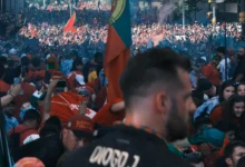 الدون يحتفل مع جماهيره من شرفة الفندق بعد التأهل