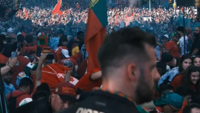 الدون يحتفل مع جماهيره من شرفة الفندق بعد التأهل