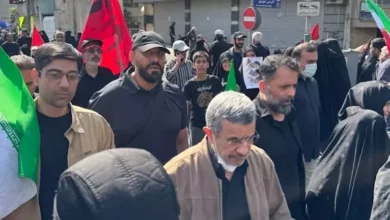 الرئيس الإيراني الأسبق يظهر في جنازة خامنئي بعد شهور من الغموض