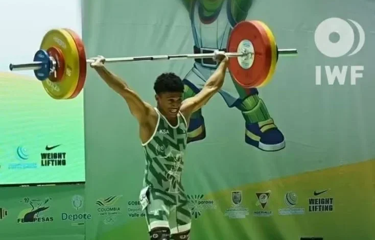 العجيان يحطم الرقم العالمي في الخطف لفئة الشباب
