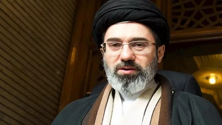 الغموض يكتنف مكان وجود المرشد الإيراني الجديد تزامناً مع جنازة والده