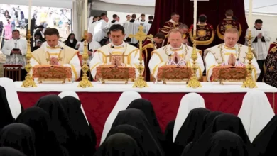 الفاتيكان يحرم جماعة كاثوليكية ويصفها بالمنشقة بعد تحدي البابا 5 الفاتيكان يحرم جماعة كاثوليكية ويصفها بالمنشقة بعد تحدي البابا