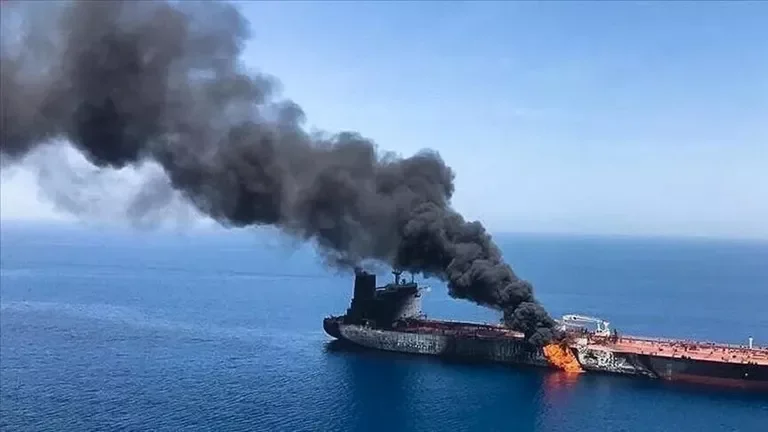 اندلاع حريق في ناقلة نفط بريطانية بعد إصابتها بمقذوف قبالة عمان