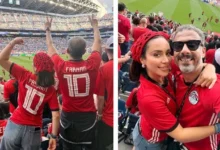 بسنت شوقي تحتفي بكرة القدم بقميص منتخب مصر وجاكيت حنفي الأبهة