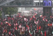 توافد الإيرانيين إلى شوارع طهران للمشاركة في تشييع علي خامنئي
