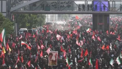 توافد الإيرانيين إلى شوارع طهران للمشاركة في تشييع علي خامنئي