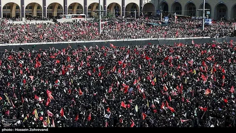 توافد عشرات الآلاف إلى طهران لحضور مراسم جنازة خامنئي