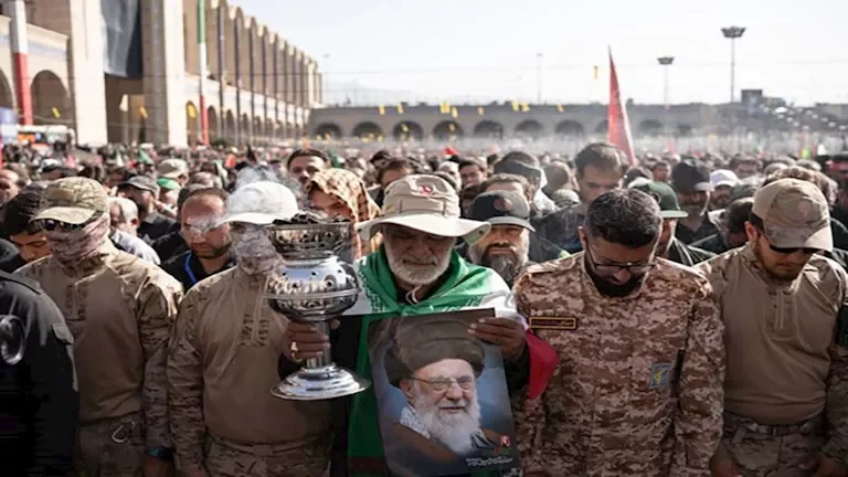 حشود كبيرة تشيع خامنئي في شوارع طهران