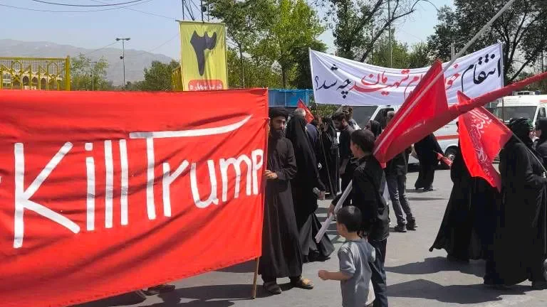 دعوات للثأر من أمريكا وإسرائيل خلال تشييع جثمان خامنئي