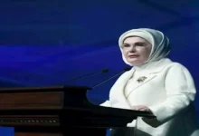 زوجة أردوغان ترفض تقبيل يدها من قبل ماكرون