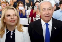 سارة نتنياهو تُوبخ زوجها خلال حفل رسمي بحضور الجمهور