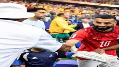 صامويل جاكسون يتابع مباريات كأس العالم بعد لقائه بمحمد صلاح - صور
