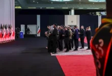 عائلة الخميني وعائلتا نصر الله ومغنية تشارك في وداع علي خامنئي