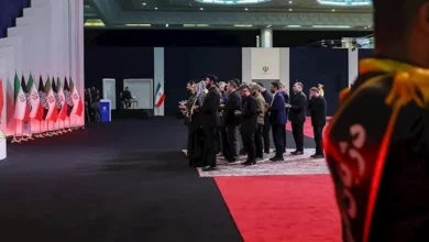 عائلة الخميني وعائلتا نصر الله ومغنية تشارك في وداع علي خامنئي