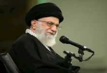 قائد الحرس الثوري الإيراني يظهر بجانب نعش خامنئي في طهران