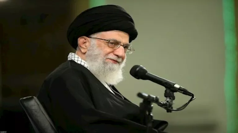 قائد الحرس الثوري الإيراني يظهر بجانب نعش خامنئي في طهران 1 قائد الحرس الثوري الإيراني يظهر بجانب نعش خامنئي في طهران