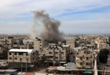 قصف إسرائيلي يستهدف خيام النازحين في قطاع غزة يسفر عن شهداء ومصابين