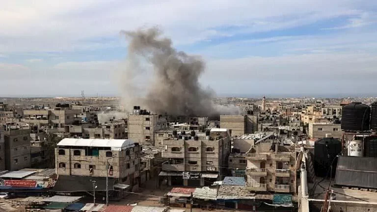 قصف إسرائيلي يستهدف خيام النازحين في قطاع غزة يسفر عن شهداء ومصابين