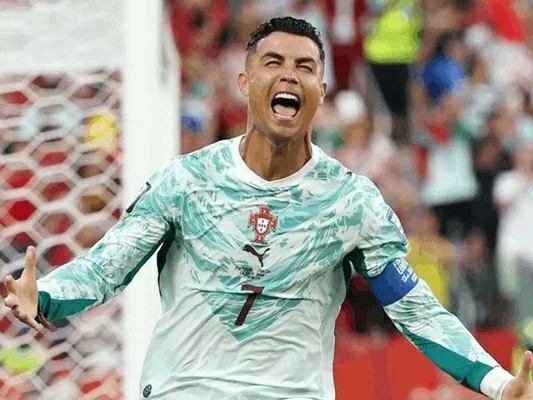 كريستيانو رونالدو يكسر القوانين ويحقق 15 رقماً قياسياً في المونديال بعبارة «بسم الله» 1 كريستيانو رونالدو يكسر القوانين ويحقق 15 رقماً قياسياً في المونديال بعبارة «بسم الله»