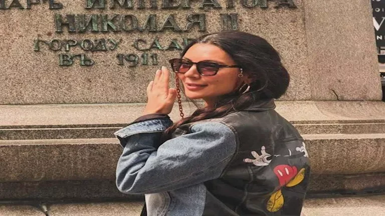 لحظات رومانسية تجمع بسمة داود وزوجها هاني سرحان في شوارع هولندا - صور