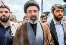 مجتبى خامنئي يظهر بعد أشهر من الاختفاء في جنازة والده