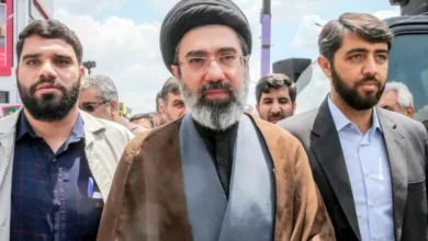 مجتبى خامنئي يظهر بعد أشهر من الاختفاء في جنازة والده