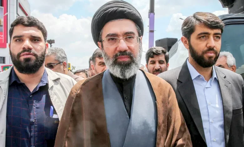 مجتبى خامنئي يظهر بعد أشهر من الاختفاء في جنازة والده