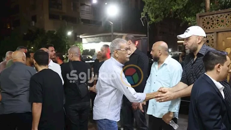 محمد محمود وسيد رجب يشاركان في عزاء المنتج ياسر صبحي