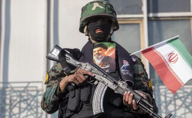 مخاوف أمنية وصراع نفوذ وراء غياب مجتبى خامنئي عن جنازة والده