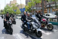 وزير الخارجية الإيراني يشارك في جنازة خامنئي على دراجة نارية
