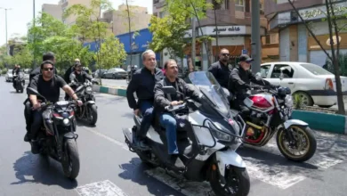 وزير الخارجية الإيراني يشارك في جنازة خامنئي على دراجة نارية