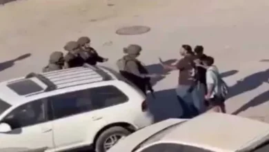 أب فلسطيني يشجع نجله أثناء مواجهته مع الاحتلال الإسرائيلي في القدس