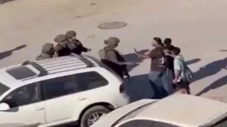 أب فلسطيني يشجع نجله أثناء مواجهته مع الاحتلال الإسرائيلي في القدس