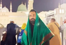أحمد حاتم يؤدي مناسك العمرة بمناسبة المولد النبوي الشريف