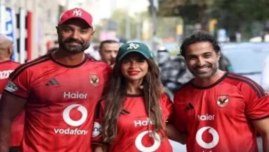 أحمد وكريم فهمي يتواجدان في مدرجات "كامب نو" لدعم الأهلي في مواجهته أمام برشلونة