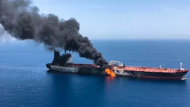 إصابة ناقلة نفط وحريق في غرب ينبع السعودية نتيجة مقذوف مجهول