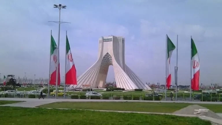 إيران تصف العقوبات الأمريكية بالإرهاب الاقتصادي وجريمة ضد الإنسانية