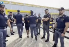 إيطاليا ترحل 23 مصريًا إلى القاهرة لوجود سوابق جنائية