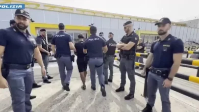 إيطاليا ترحل 23 مصريًا إلى القاهرة لوجود سوابق جنائية